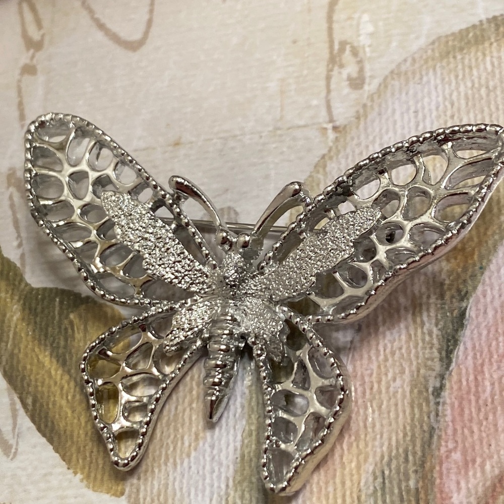 Vintage Sarah Coventry Silver metal Butterfly brooch in EUC 2 3/4” x 1 3/4” EUC